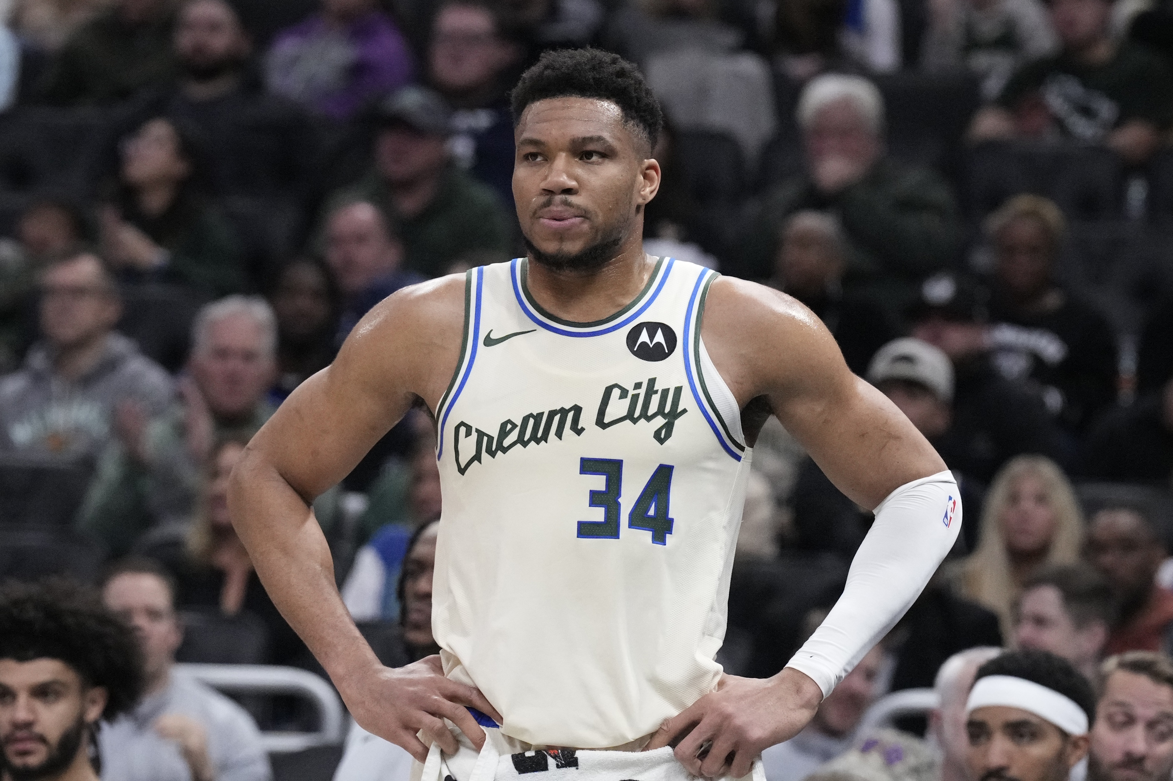 开云娱乐-字母哥：拿球砸篮球架吃T是因为沮丧 球队没能打得更聪明