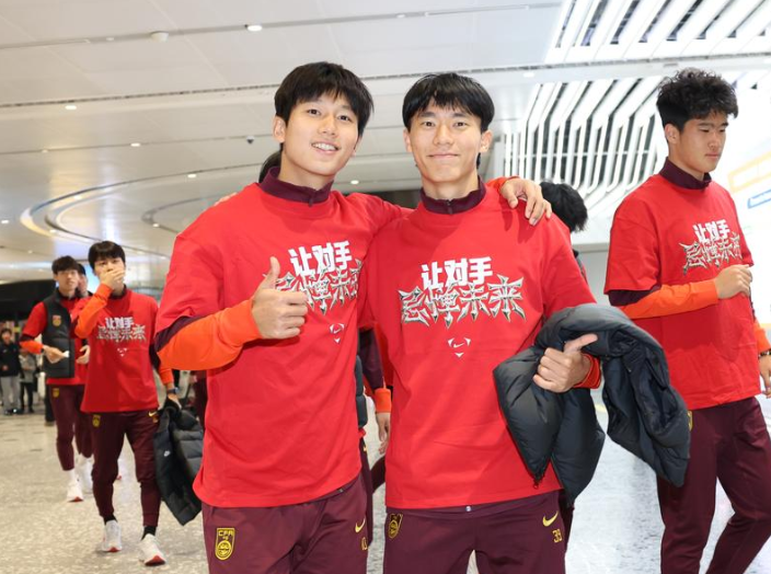 开云在线-U23国足回国身穿特制T恤，泰山队两将归队时间确定，克雷桑回来了